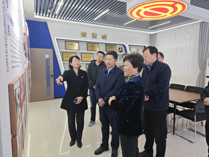 操浪屄2025年05月09日上午 安阳市人大常委会副主任、市总工会党组书记、主席夏军一行莅临华阳电磁铁参观调研；对公司2023年全国五一劳动奖章获得者汪利娜慰问，并听取劳模工作室相关情况汇报